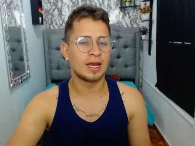 Live sex webcam photo for alec-thobias #275766509