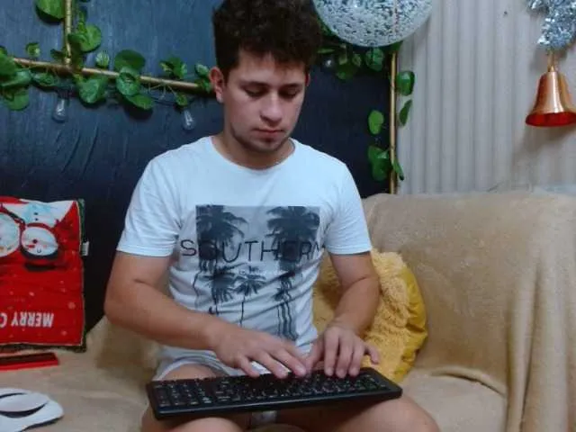 Live sex webcam photo for alec-thobias #277036960