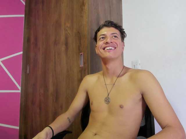 Live sex webcam photo for alejandro-kh #276933608