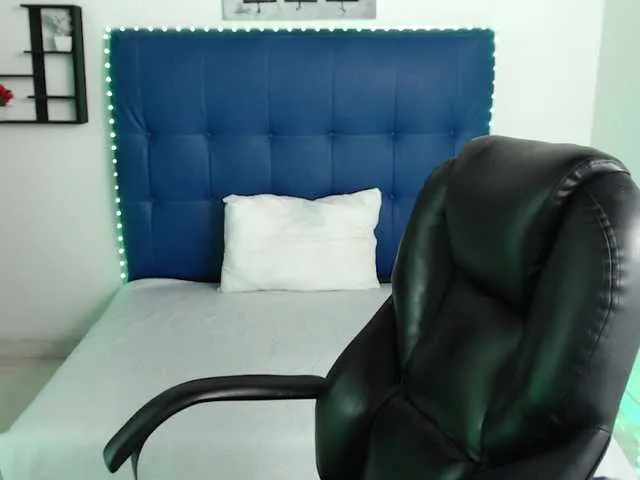 Live sex webcam photo for alicia-evanss #272351087