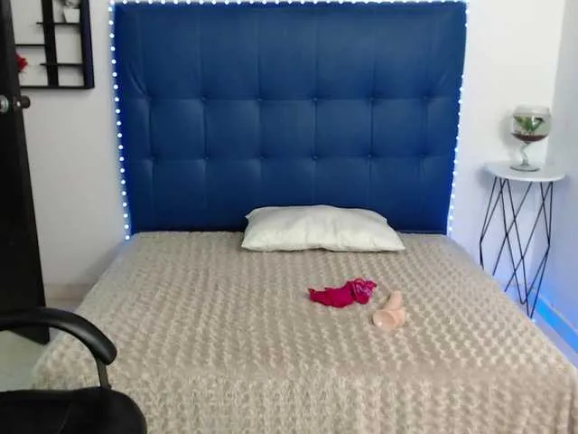Live sex webcam photo for alicia-evanss #272519423