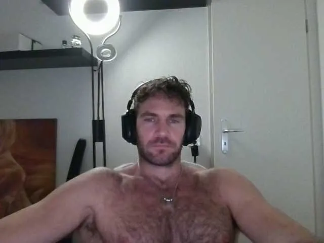 Live sex webcam photo for alphah-hunk #292302375