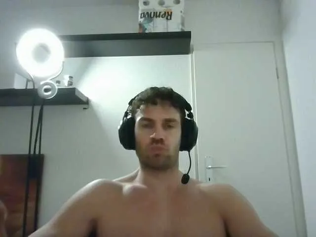 Live sex webcam photo for alphah-hunk #292441894