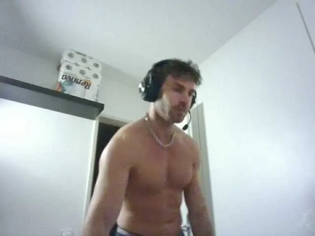 Live sex webcam photo for alphah-hunk #292455911