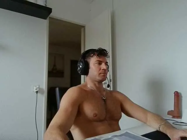 Live sex webcam photo for alphah-hunk #293302854