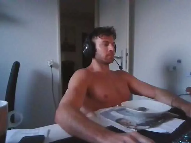 Live sex webcam photo for alphah-hunk #293357815