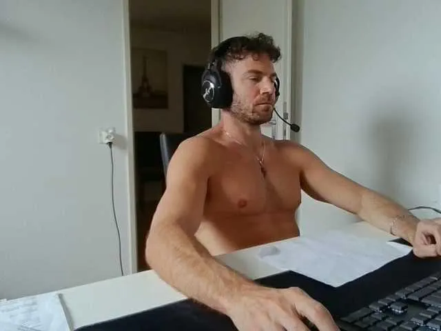 Live sex webcam photo for alphah-hunk #293392312