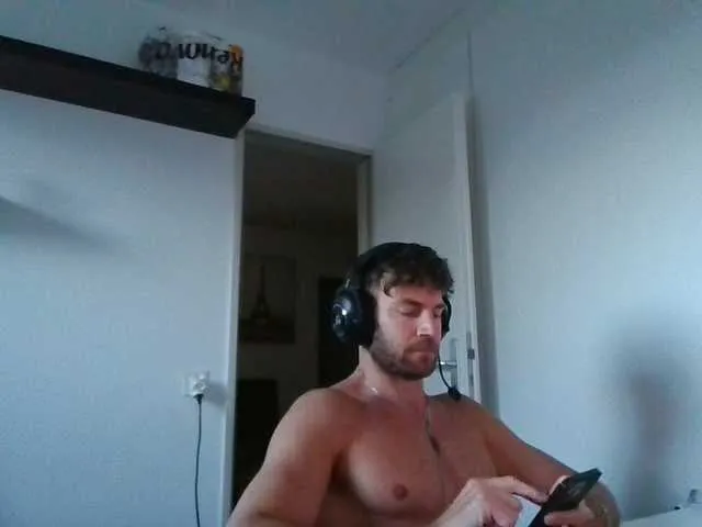Live sex webcam photo for alphah-hunk #293436802