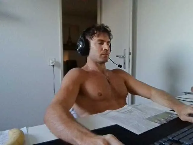 Live sex webcam photo for alphah-hunk #293489415