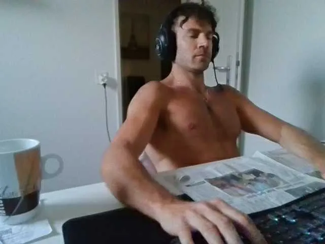 Live sex webcam photo for alphah-hunk #293502632