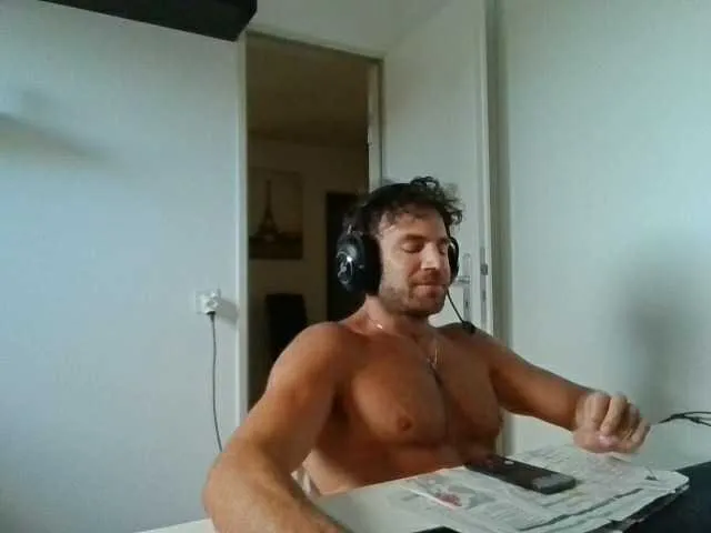Live sex webcam photo for alphah-hunk #293576176