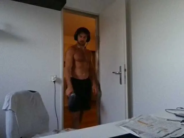 Live sex webcam photo for alphah-hunk #293581953