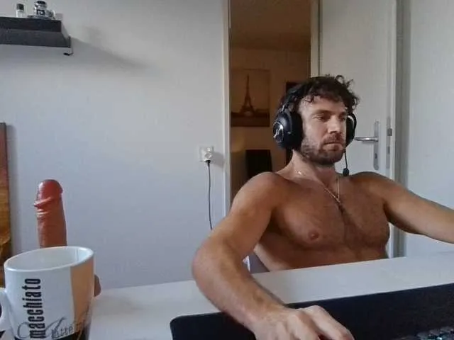 Live sex webcam photo for alphah-hunk #293638850