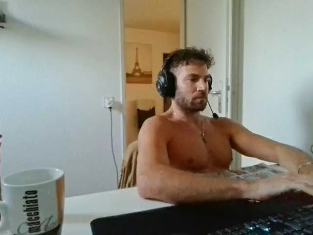 Live sex webcam photo for alphah-hunk #293728333