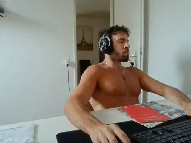 Live sex webcam photo for alphah-hunk #293754805