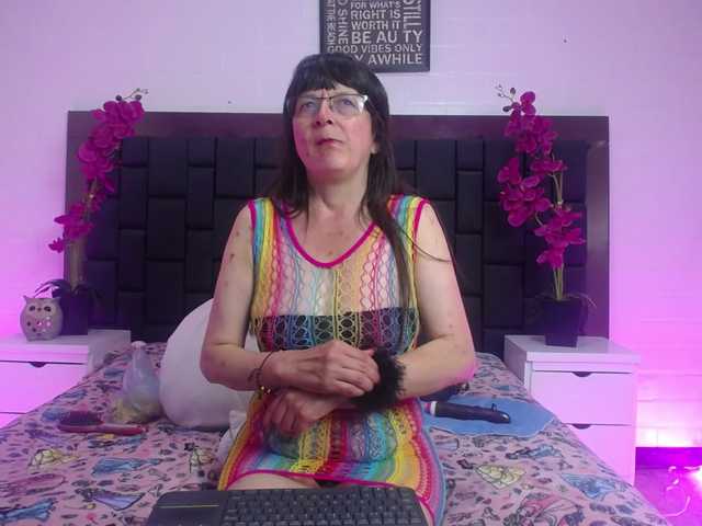 Live sex webcam photo for amanda-mature #277296660