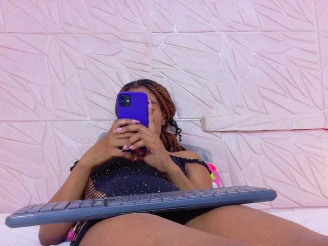 Live sex webcam photo for amarantha-love18 #291570862