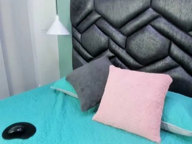 Live sex webcam photo for andrea1025 #273484626