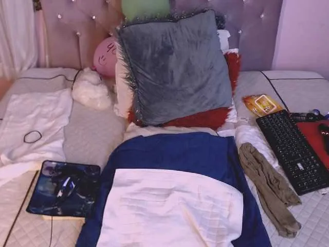 Live sex webcam photo for andreagomez26 #273125653