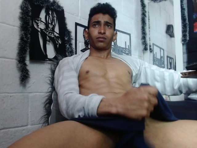 Live sex webcam photo for andrescaraballo18 #276977462