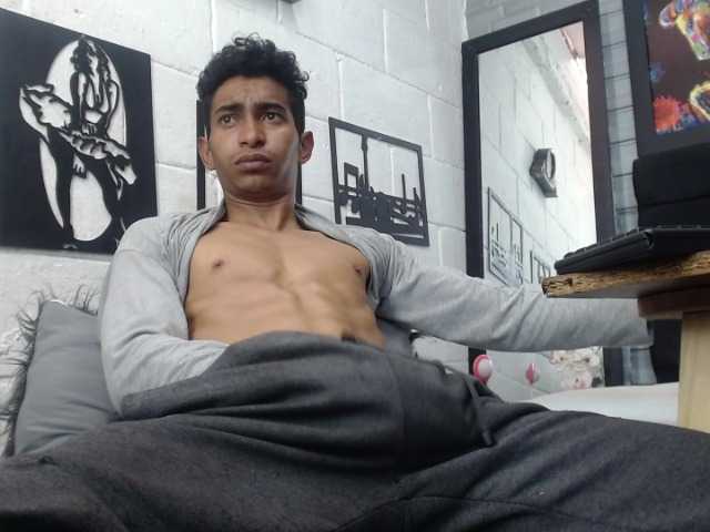 Live sex webcam photo for andrescaraballo18 #277423117