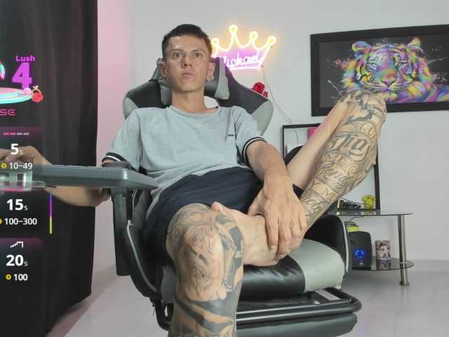 Live sex webcam photo for andy-dwels777 #291538141