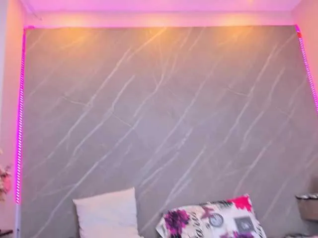 Live sex webcam photo for ari-rose1 #277798924