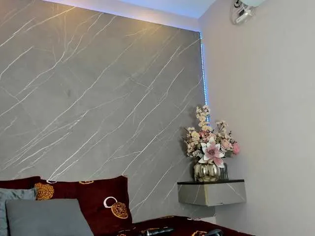 Live sex webcam photo for ari-rose1 #279520885