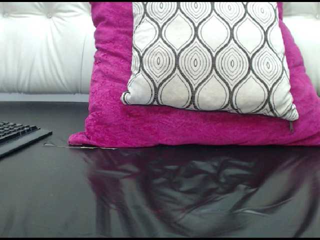 Live sex webcam photo for ariannabrunet #272203579