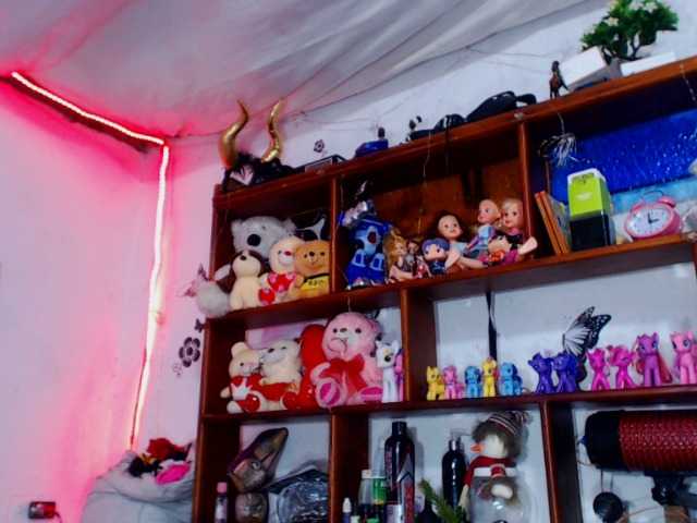 Live sex webcam photo for arianyshotter #273387616