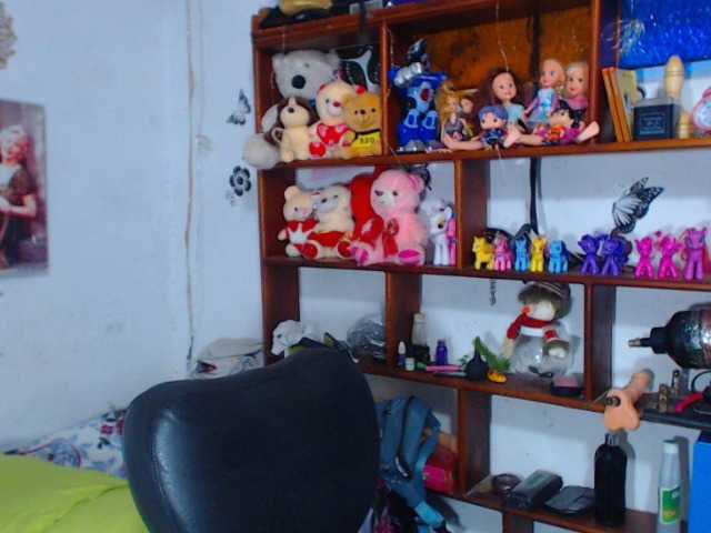 Live sex webcam photo for arianyshotter #273432065