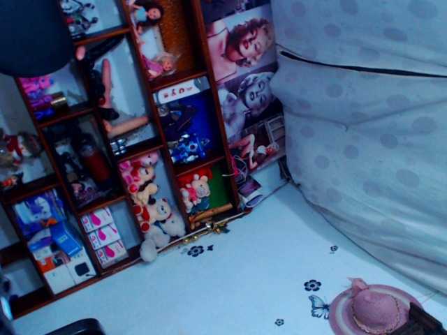 Live sex webcam photo for arianyshotter #274646086