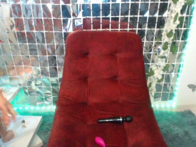 Live sex webcam photo for athenea-owl40 #277560776