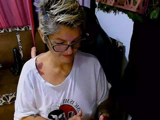 Live sex webcam photo for bety-cum2 #288017523