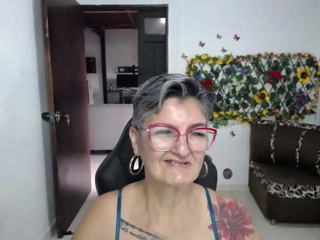 Live sex webcam photo for bety-cum2 #289015256