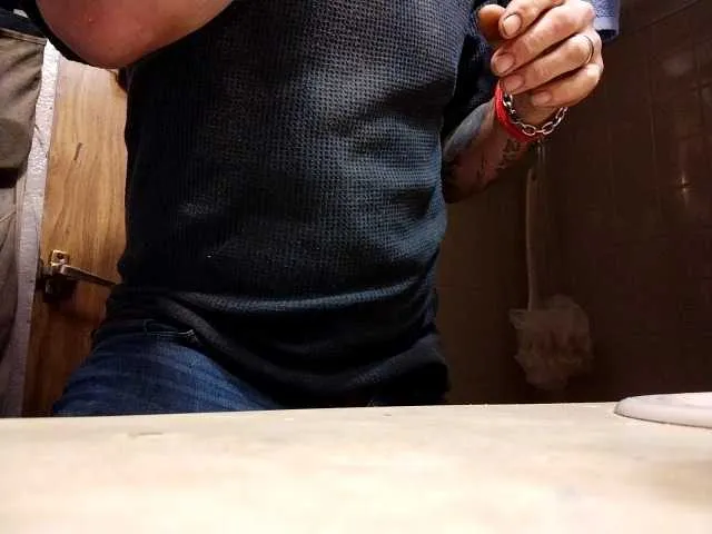 Live sex webcam photo for bigdaddyd6980-1 #276618344