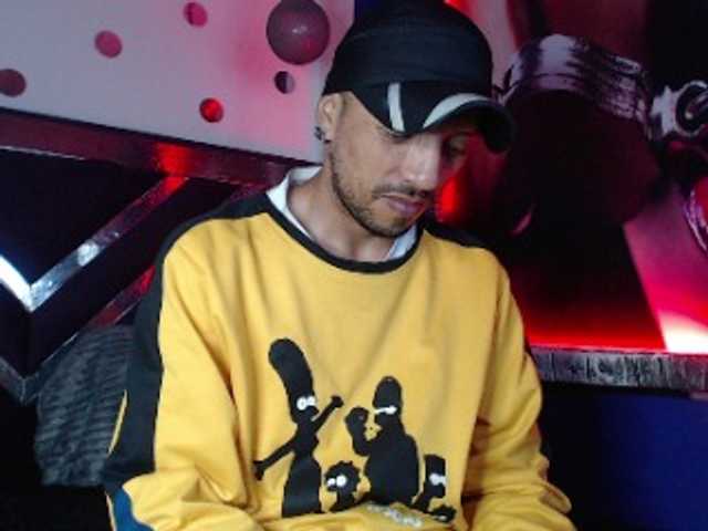 Live sex webcam photo for biglatin01 #275760889