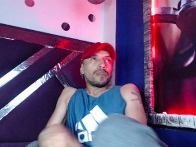 Live sex webcam photo for biglatin01 #275799394