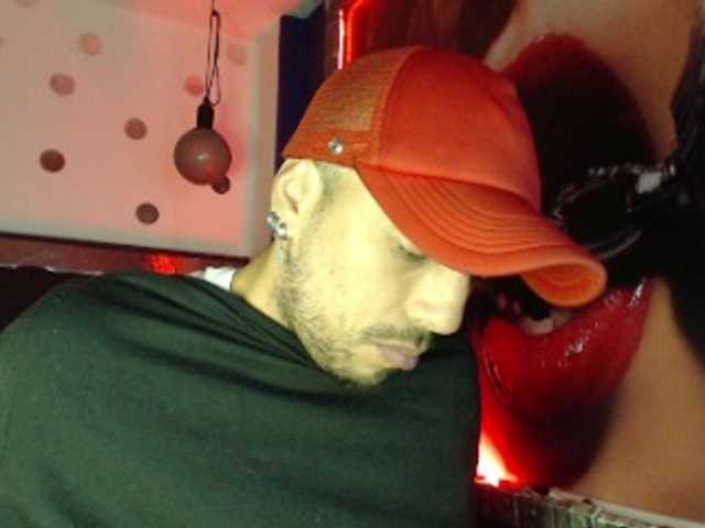 Live sex webcam photo for biglatin01 #275820418