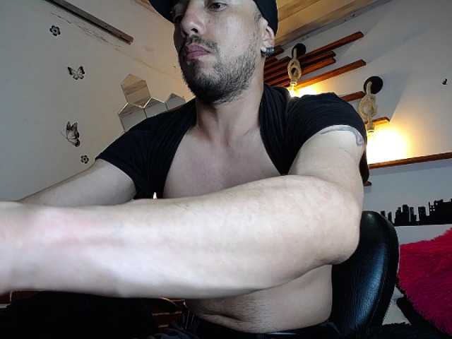 Live sex webcam photo for biglatin01 #275899490