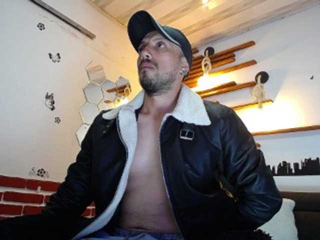 Live sex webcam photo for biglatin01 #275922249