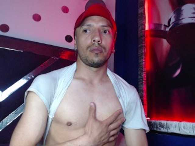 Live sex webcam photo for biglatin01 #275931787