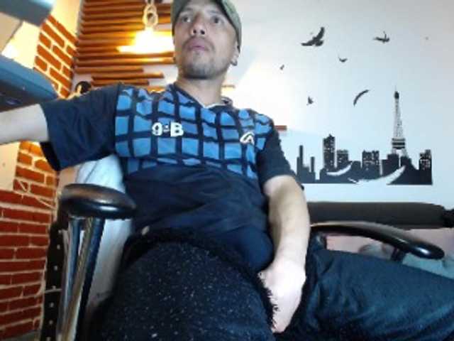 Live sex webcam photo for biglatin01 #275963973