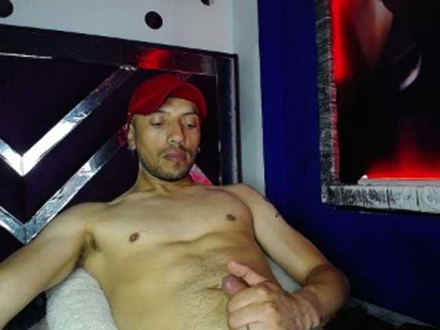 Live sex webcam photo for biglatin01 #275972053