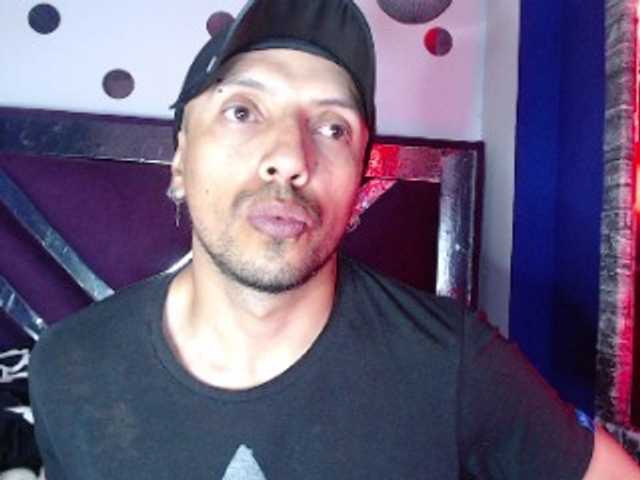 Live sex webcam photo for biglatin01 #276017866