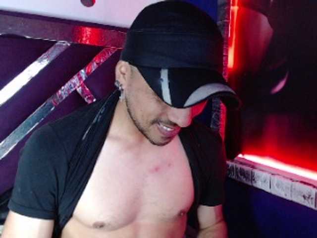 Live sex webcam photo for biglatin01 #276033823