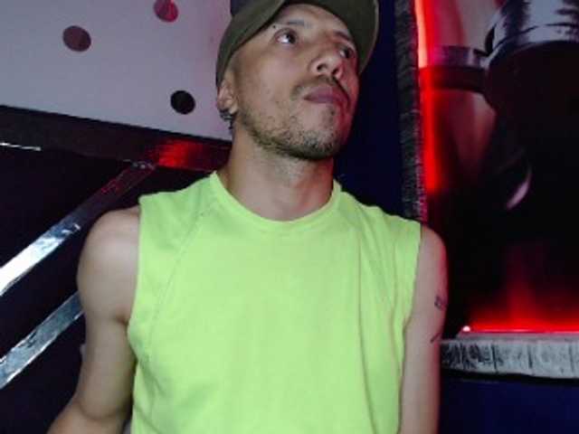 Live sex webcam photo for biglatin01 #276070348