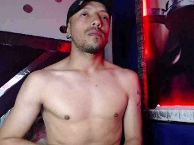 Live sex webcam photo for biglatin01 #276092778