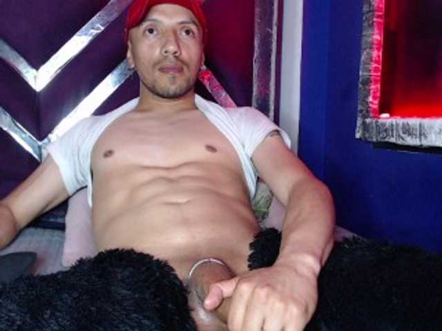 Live sex webcam photo for biglatin01 #276167135