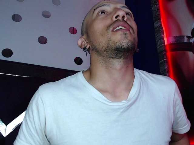 Live sex webcam photo for biglatin01 #276182415